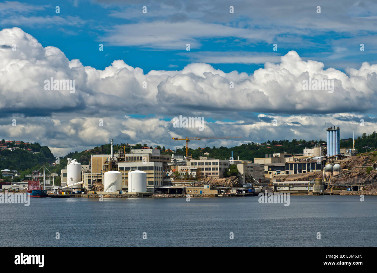 Industrieanlagen der Nickel Firma Glencore Nikkelverk in der Hafenstadt Kristiansand, Norwegen Stockfoto