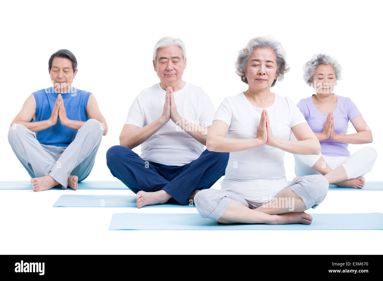 Ältere Erwachsene, Yoga zu praktizieren Stockfoto