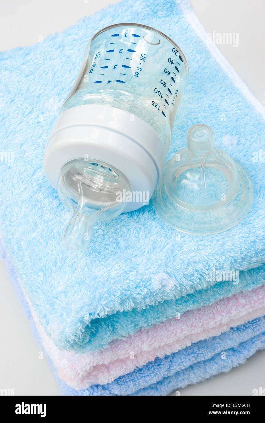 Baby-Flasche und Handtücher Stockfoto