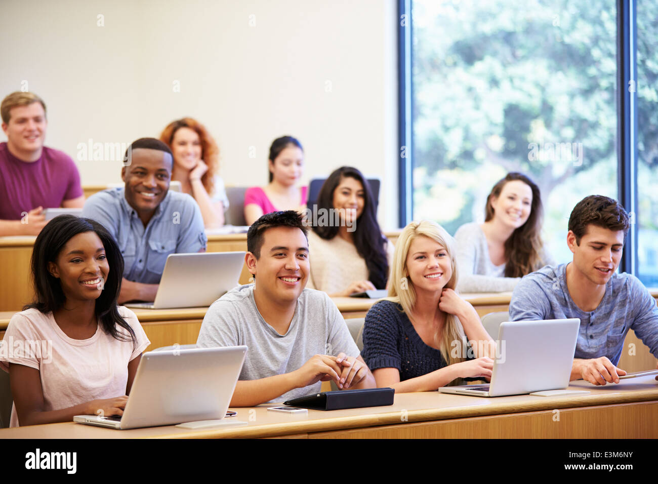 Studenten, die mit Laptops und digitale Tablets In Vortrag Stockfoto