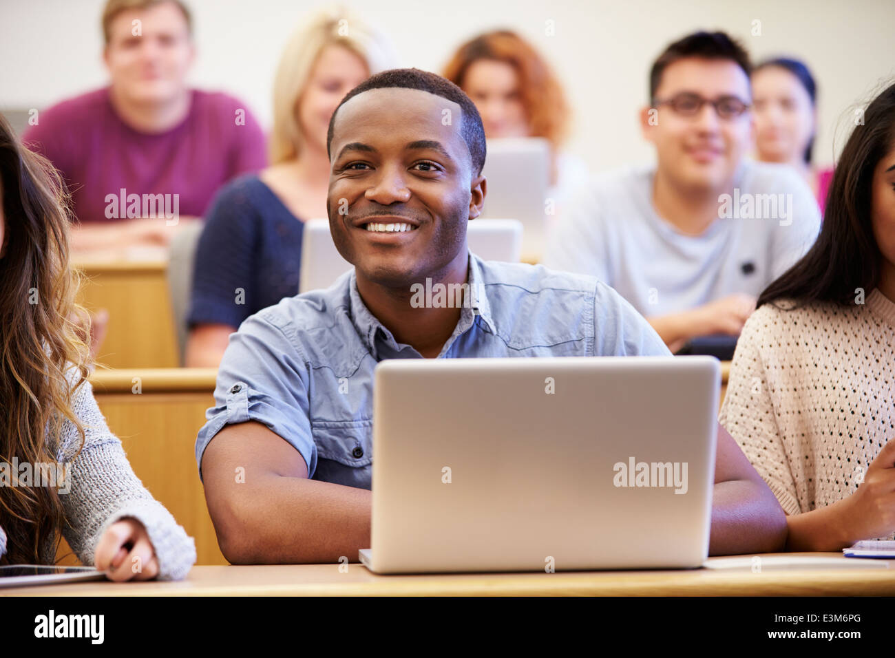 Männliche Studenten mit Laptop In Vortrag Stockfoto