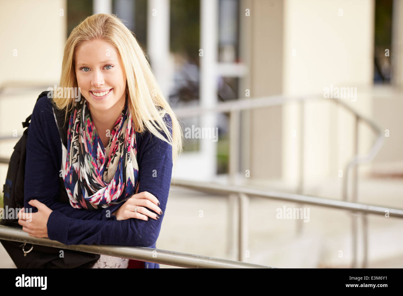 Porträt von weiblich High School Student im freien Stockfoto