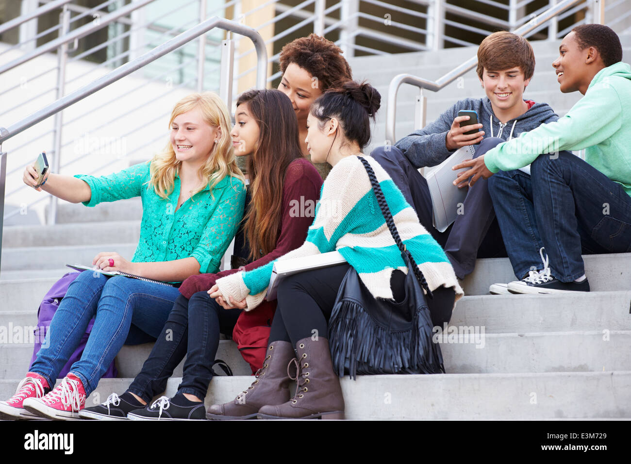 Gruppe von Gymnasiasten Selfie fotografieren Stockfoto