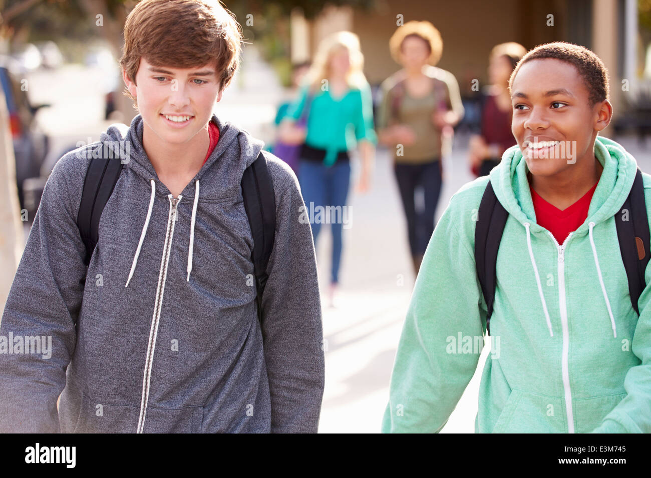 Zwei männliche Studenten zu Fuß zur Schule Stockfoto