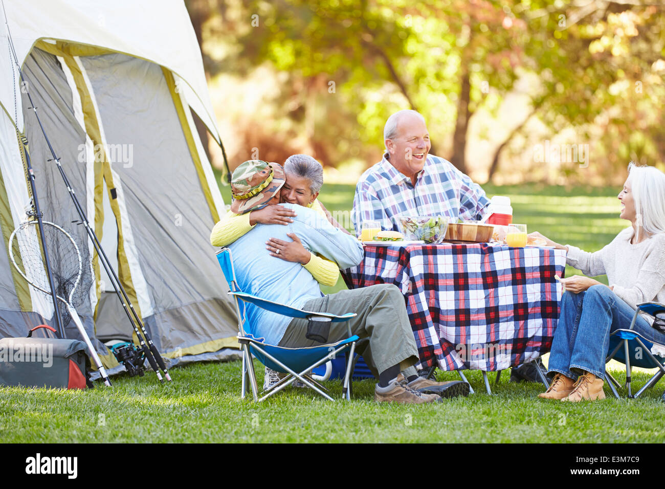 Zwei ältere Ehepaare genießen Camping-Urlaub In Natur Stockfoto