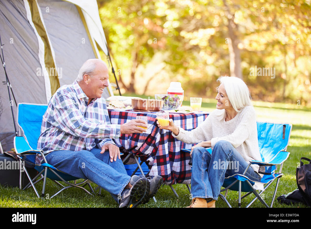 Älteres Paar genießen Camping-Urlaub In Natur Stockfoto