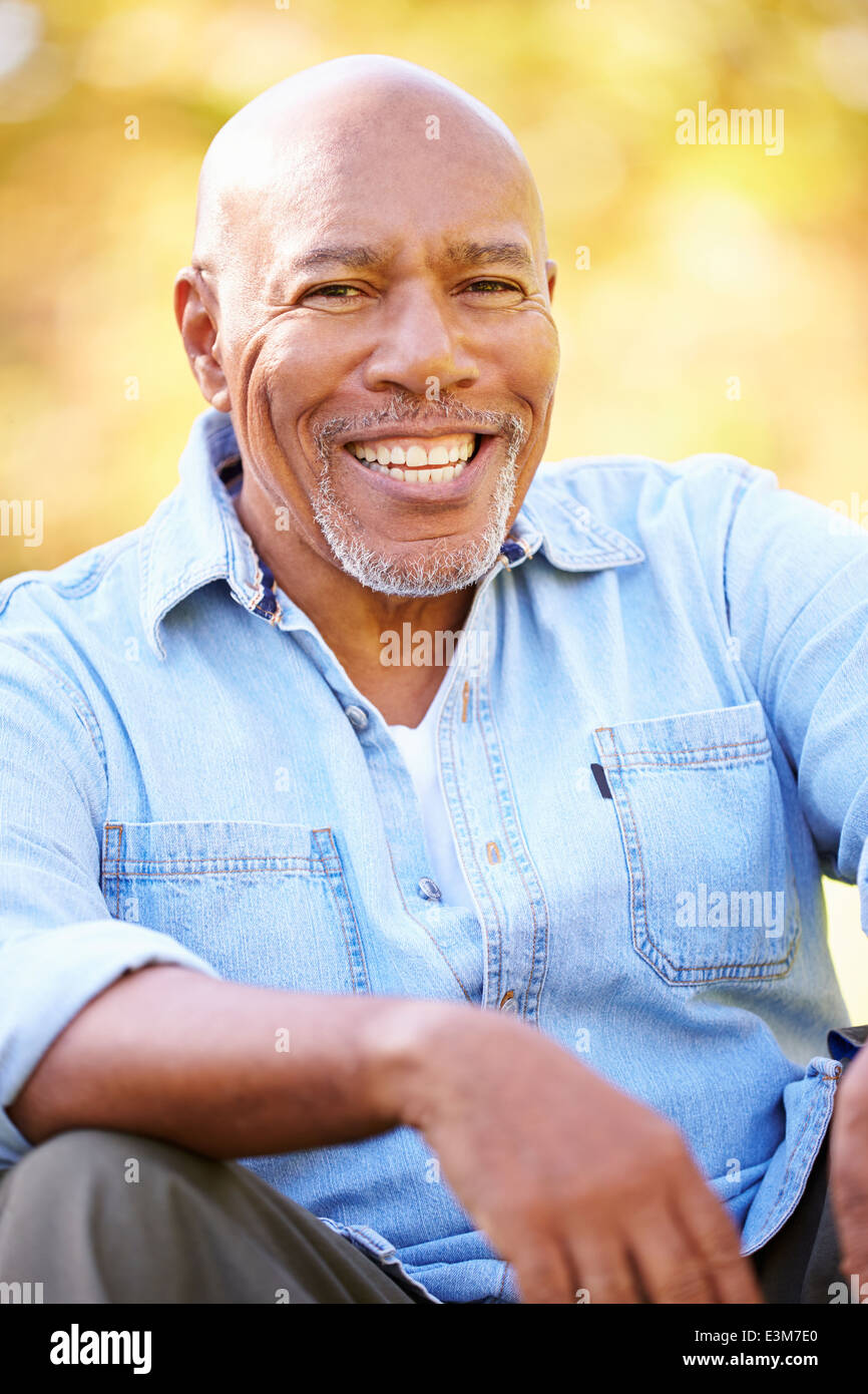 Entspannen im Herbst-Landschaft Senior woman Stockfoto