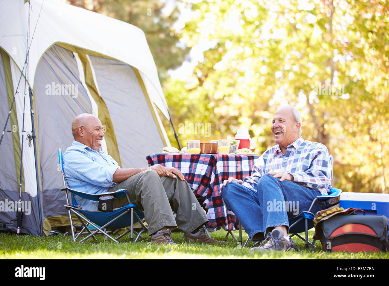 Zwei alte Männer entspannend auf Campingurlaub Stockfoto