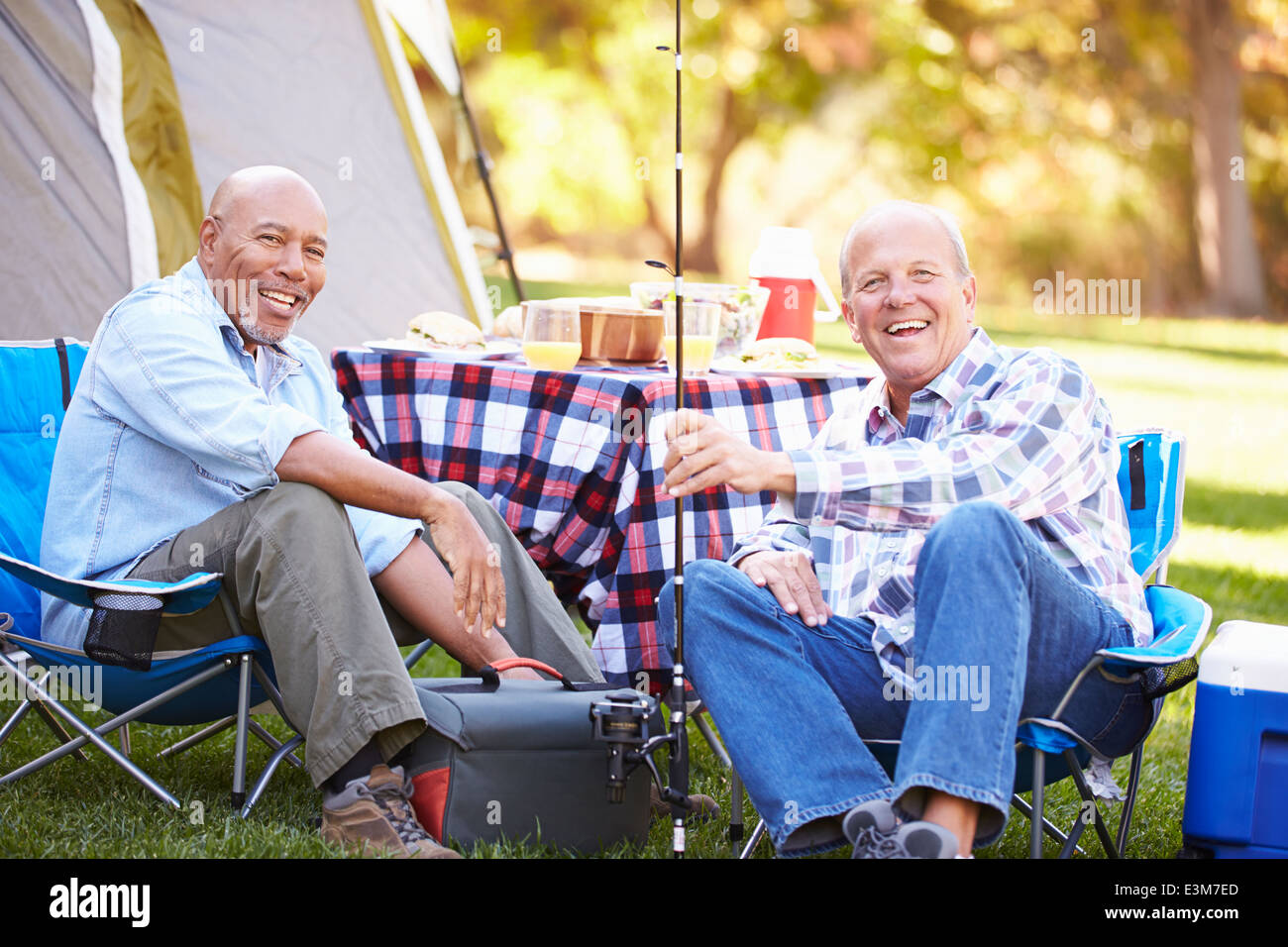 Zwei alte Männer im Camping Urlaub mit Angelrute Stockfoto