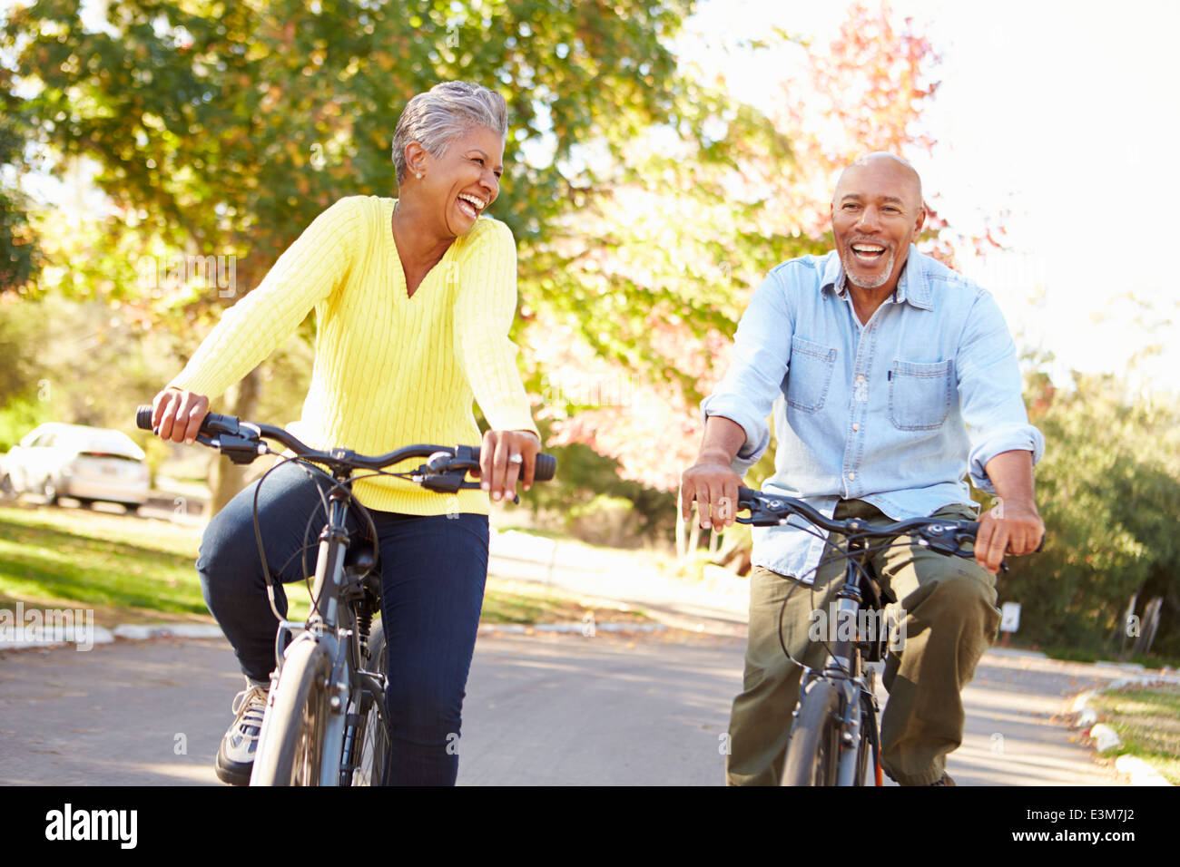 Älteres Paar auf Zyklus fahren auf Land Stockfoto