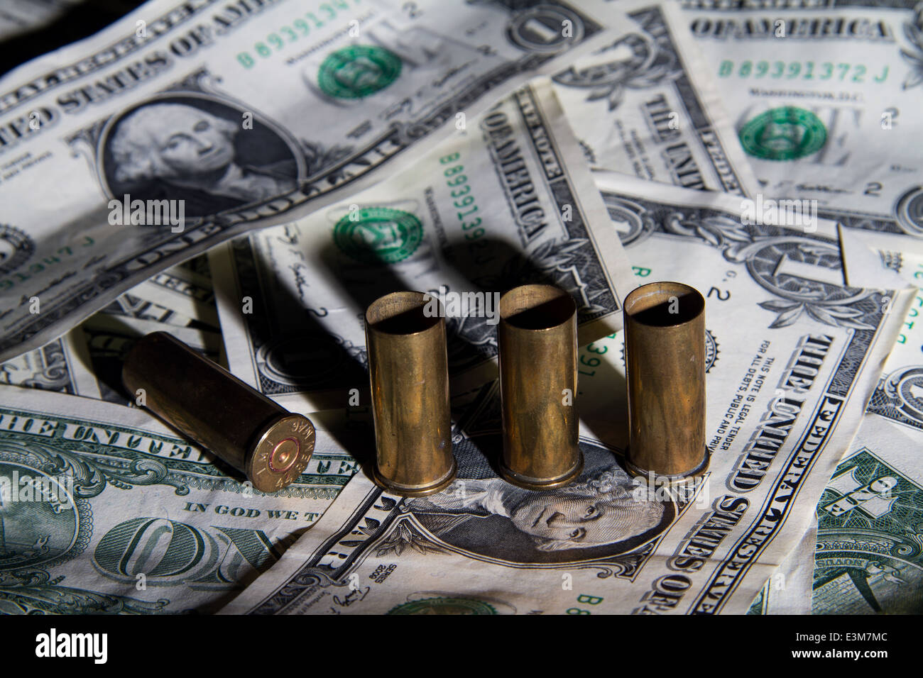 Patronenhülsen auf einen Haufen von amerikanischen ein-Dollar-Scheine Stockfoto