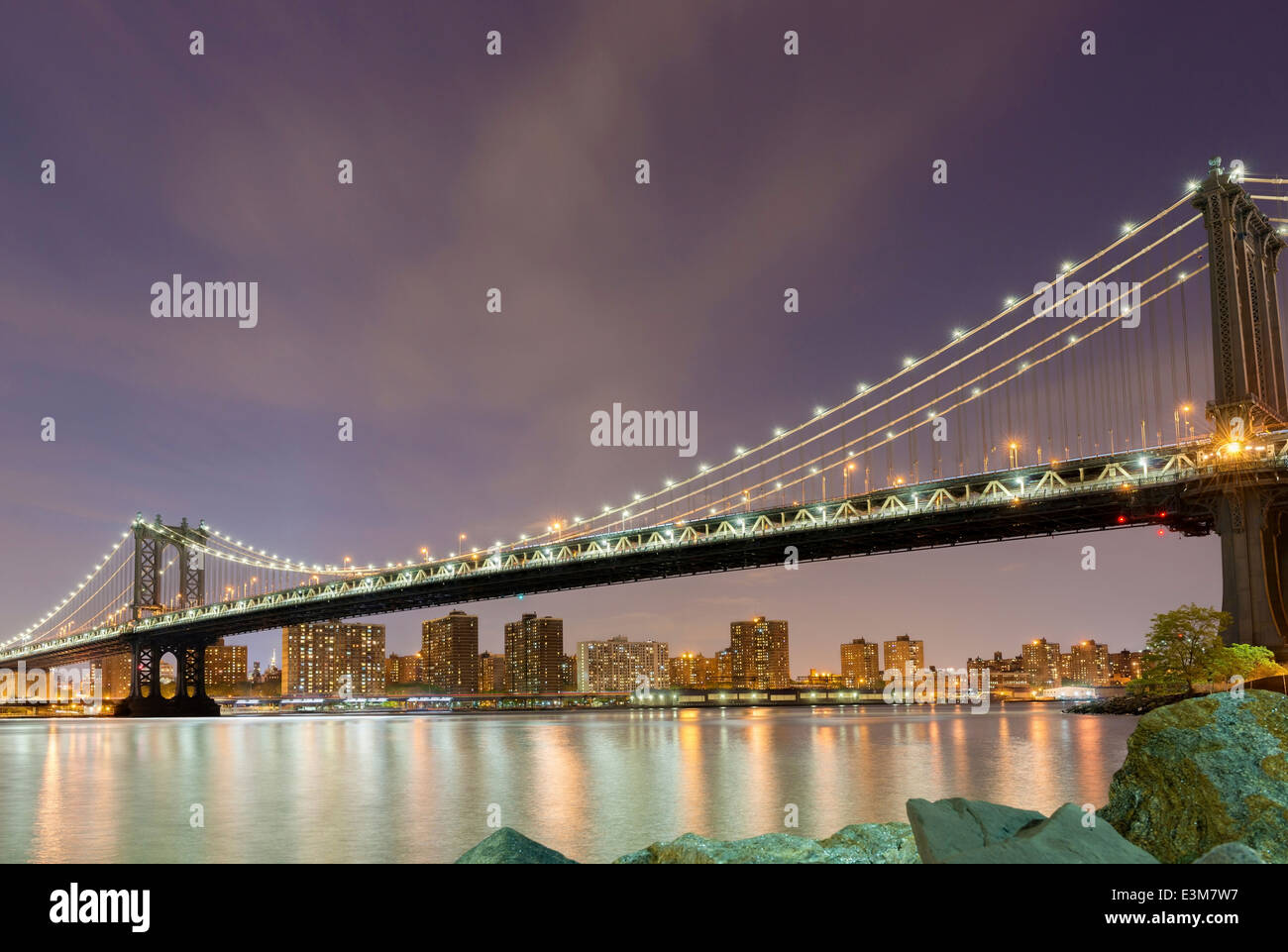 Manhattan Bridge New York bei Nacht Stockfoto