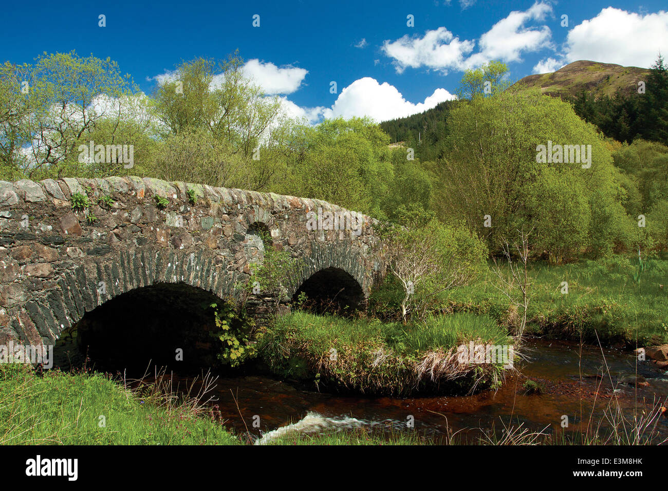 Die historischen 18. Jahrhundert doppelt gewölbte Brücke überspannt das Leacann Wasser in der Nähe von Ofen, Argyll & Bute Stockfoto