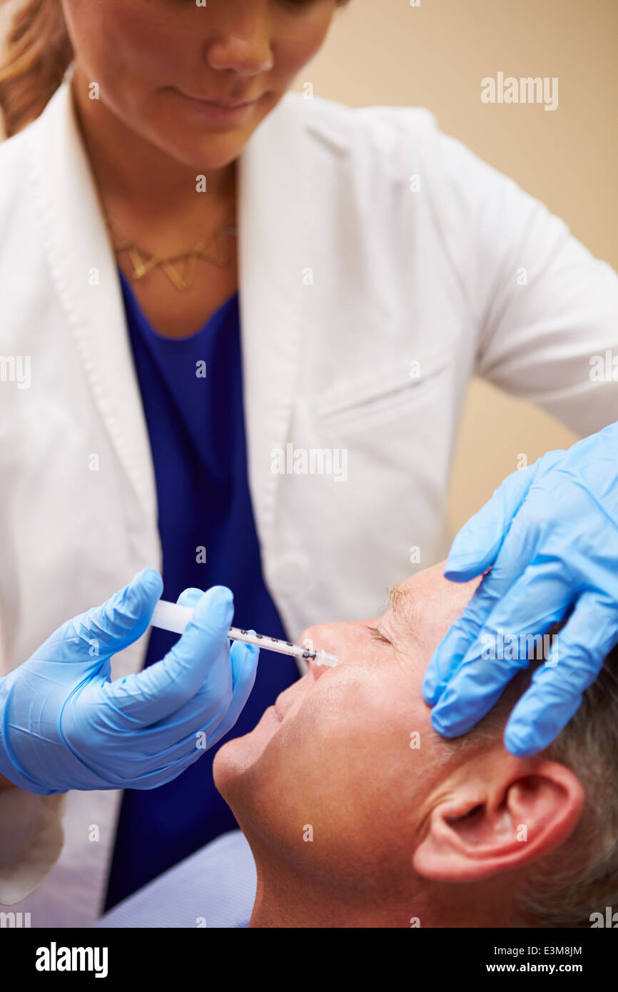 Mann mit Botox-Behandlung bei Beauty-Klinik Stockfoto