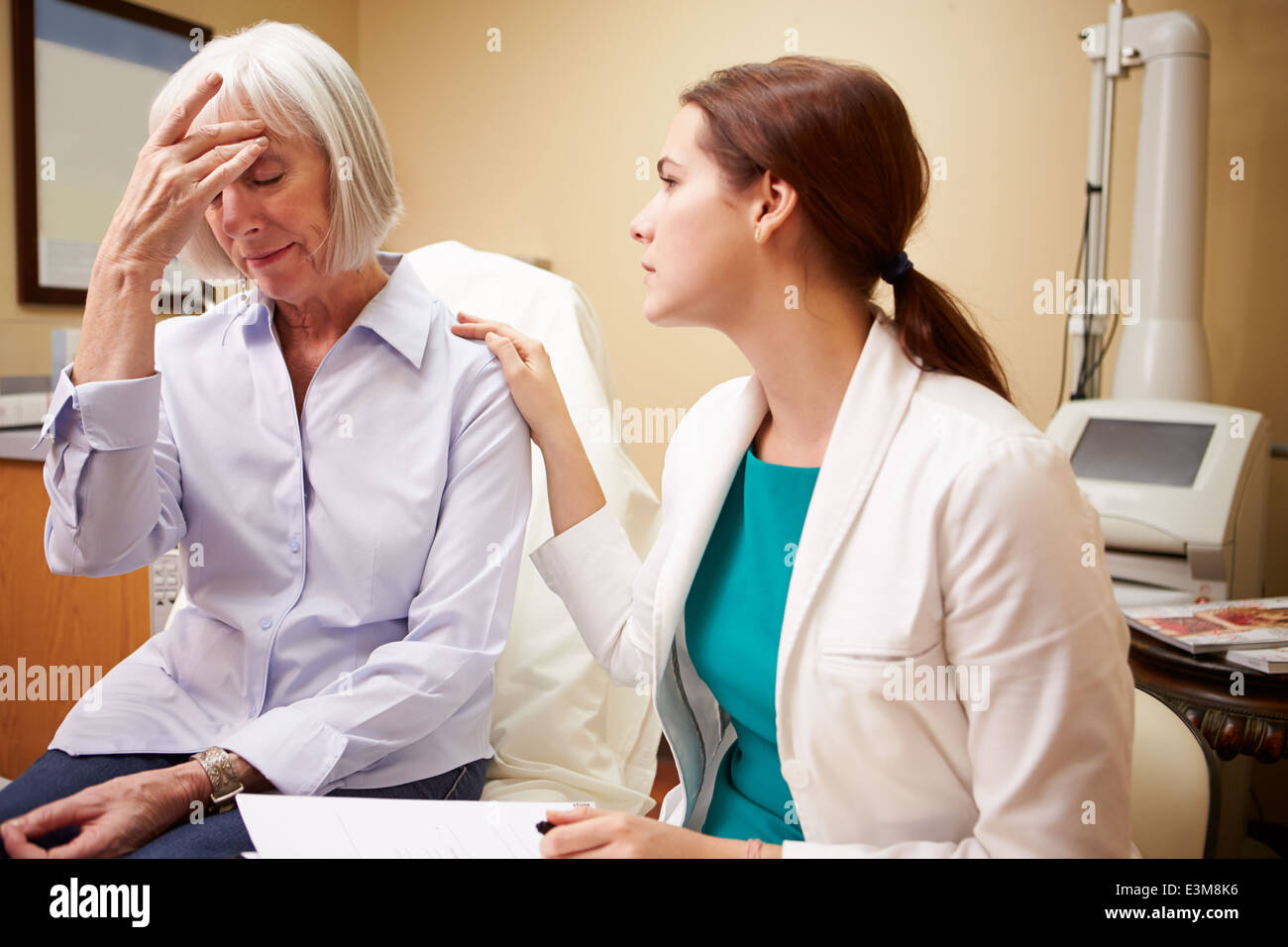 Arzt In Absprache mit Senior betroffenen Patientin Stockfoto