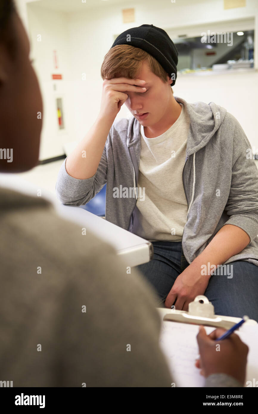 Junger Mann im Gespräch mit Berater, macht sich Notizen Stockfoto