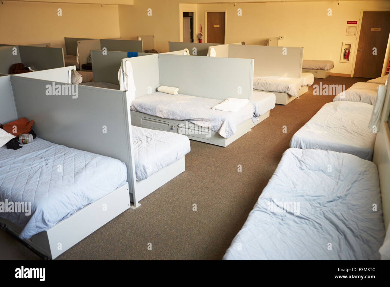 Leere Betten im Obdachlosenheim Stockfoto