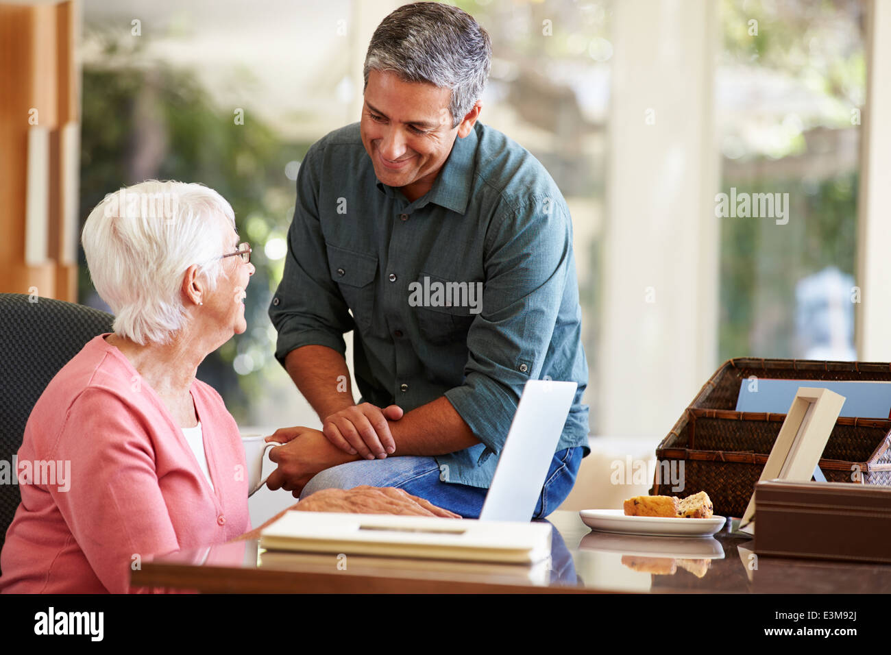 Erwachsenen Sohn helfende Mutter mit Laptop Stockfoto