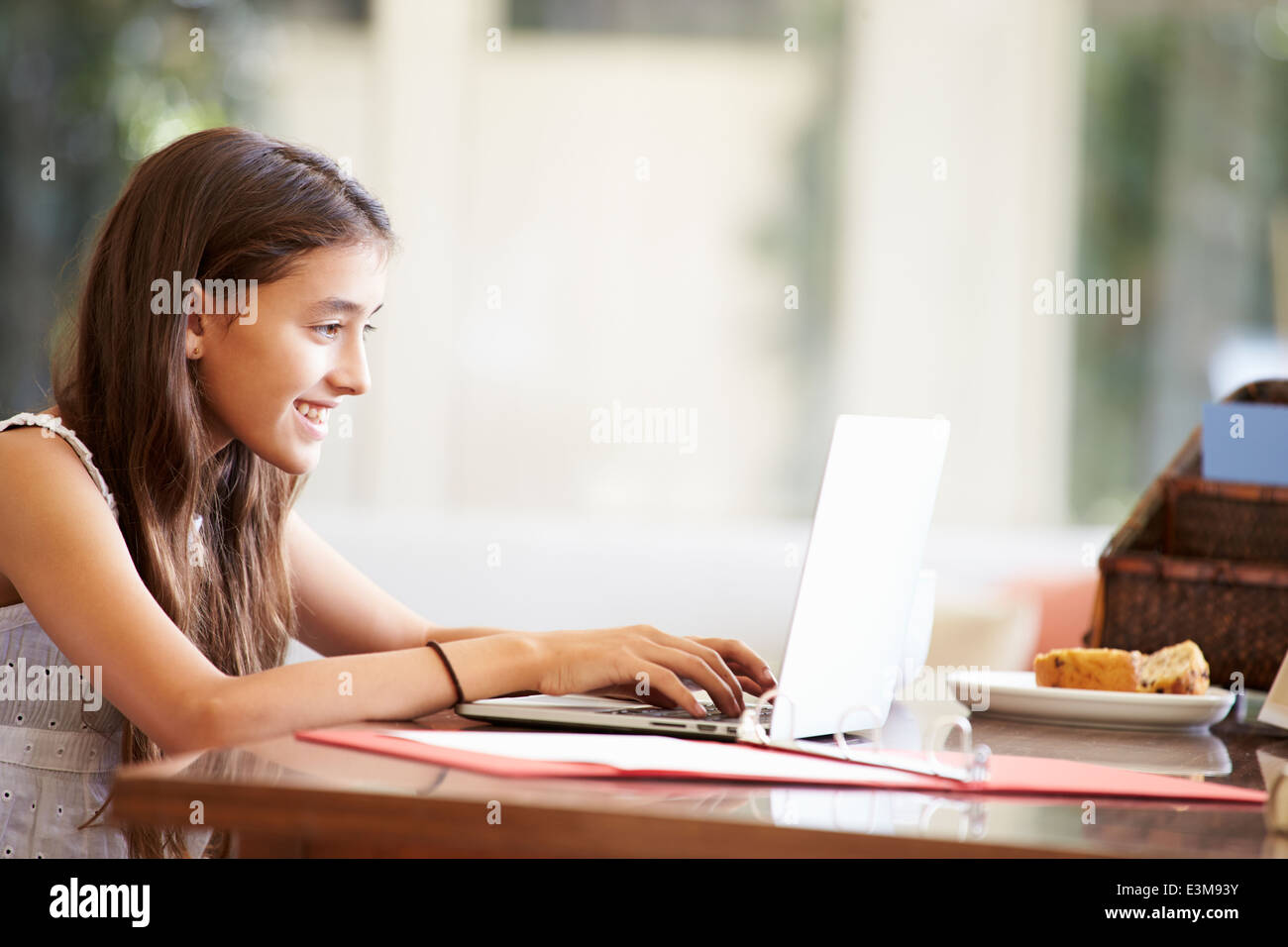 Teenager-Mädchen mit Laptop am Schreibtisch zu Hause Stockfoto