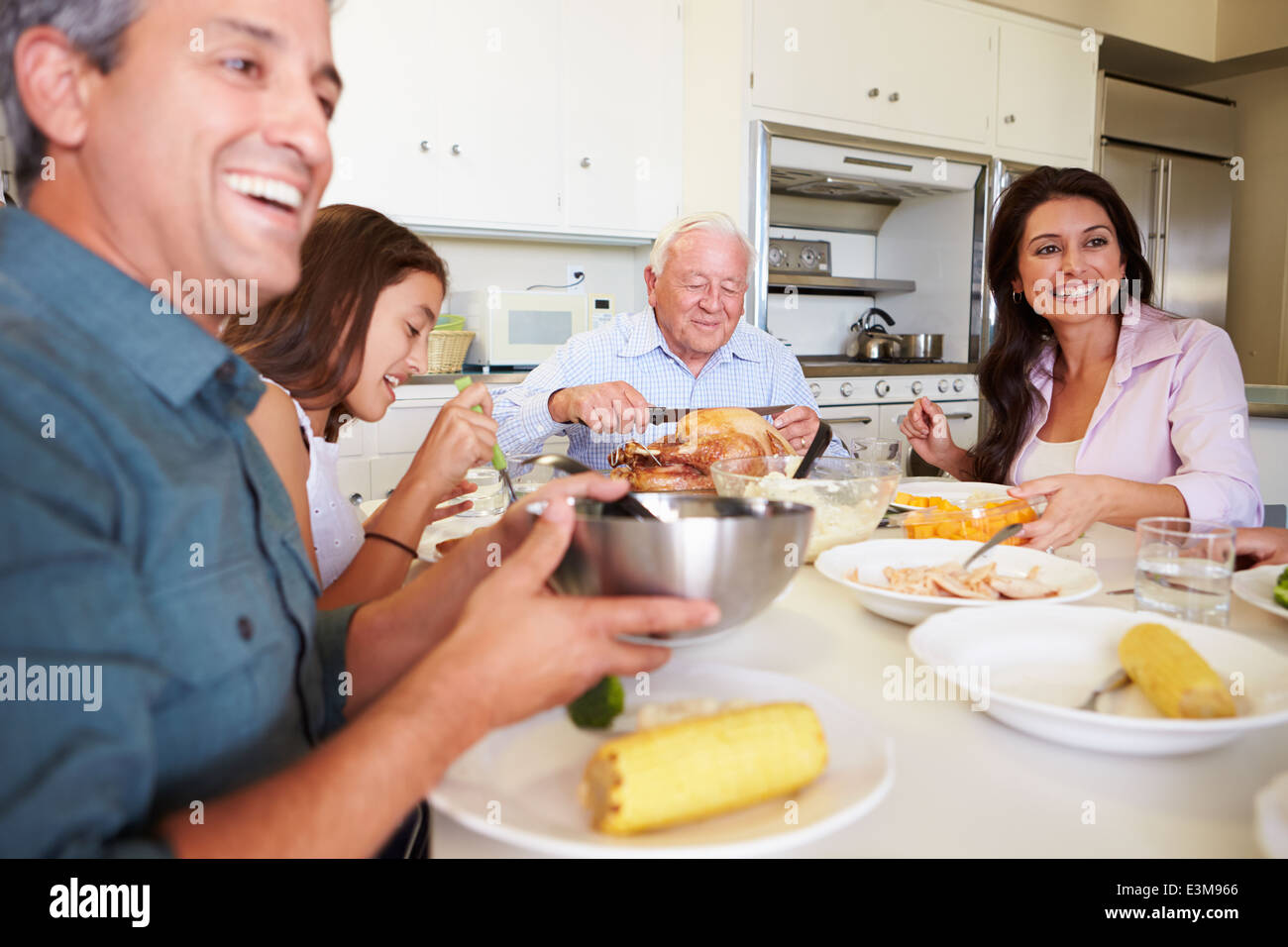 Mehr-Generationen-Familie an Tisch essen Stockfoto