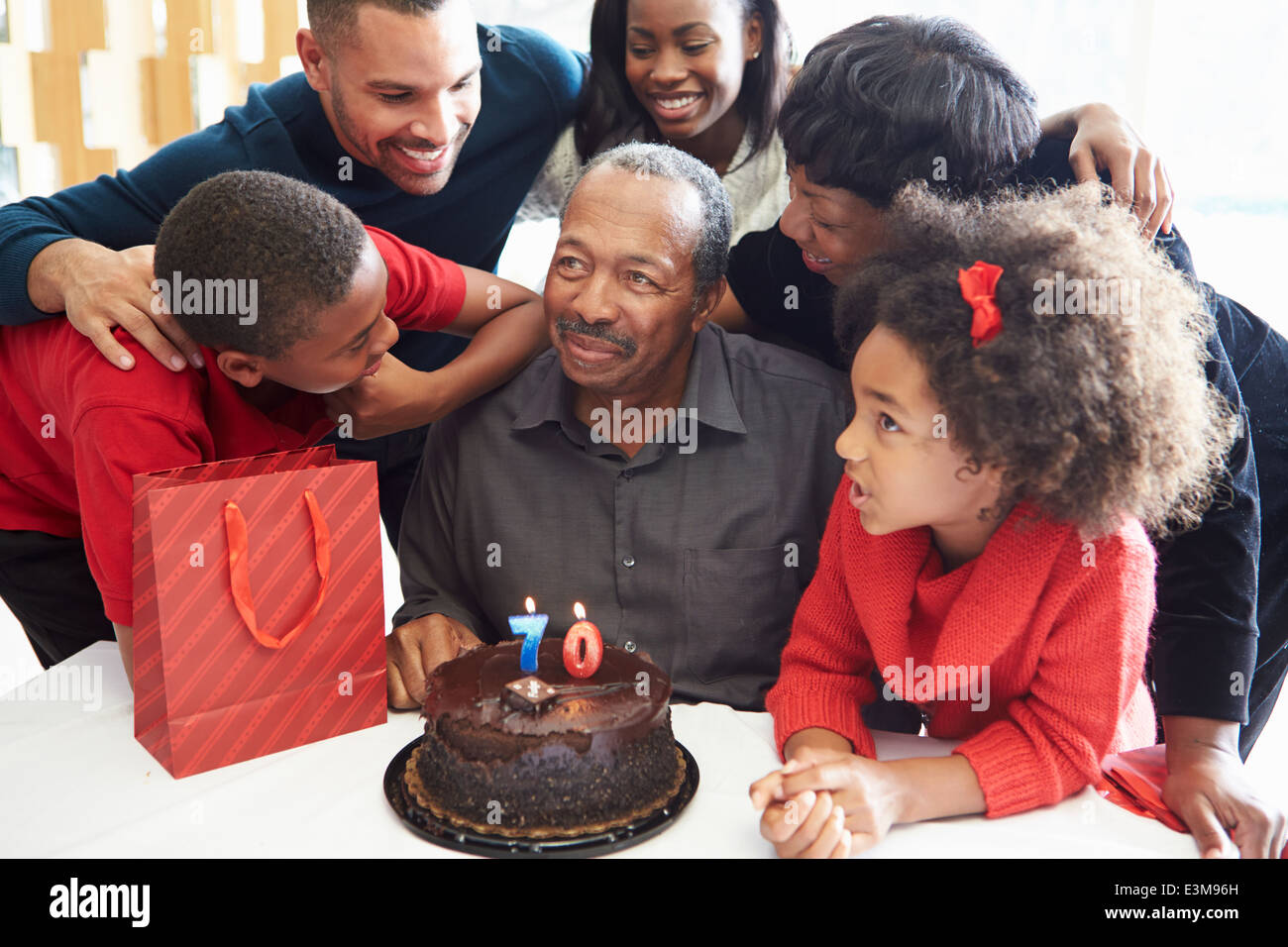 Familie feiert 70. Geburtstag zusammen Stockfoto