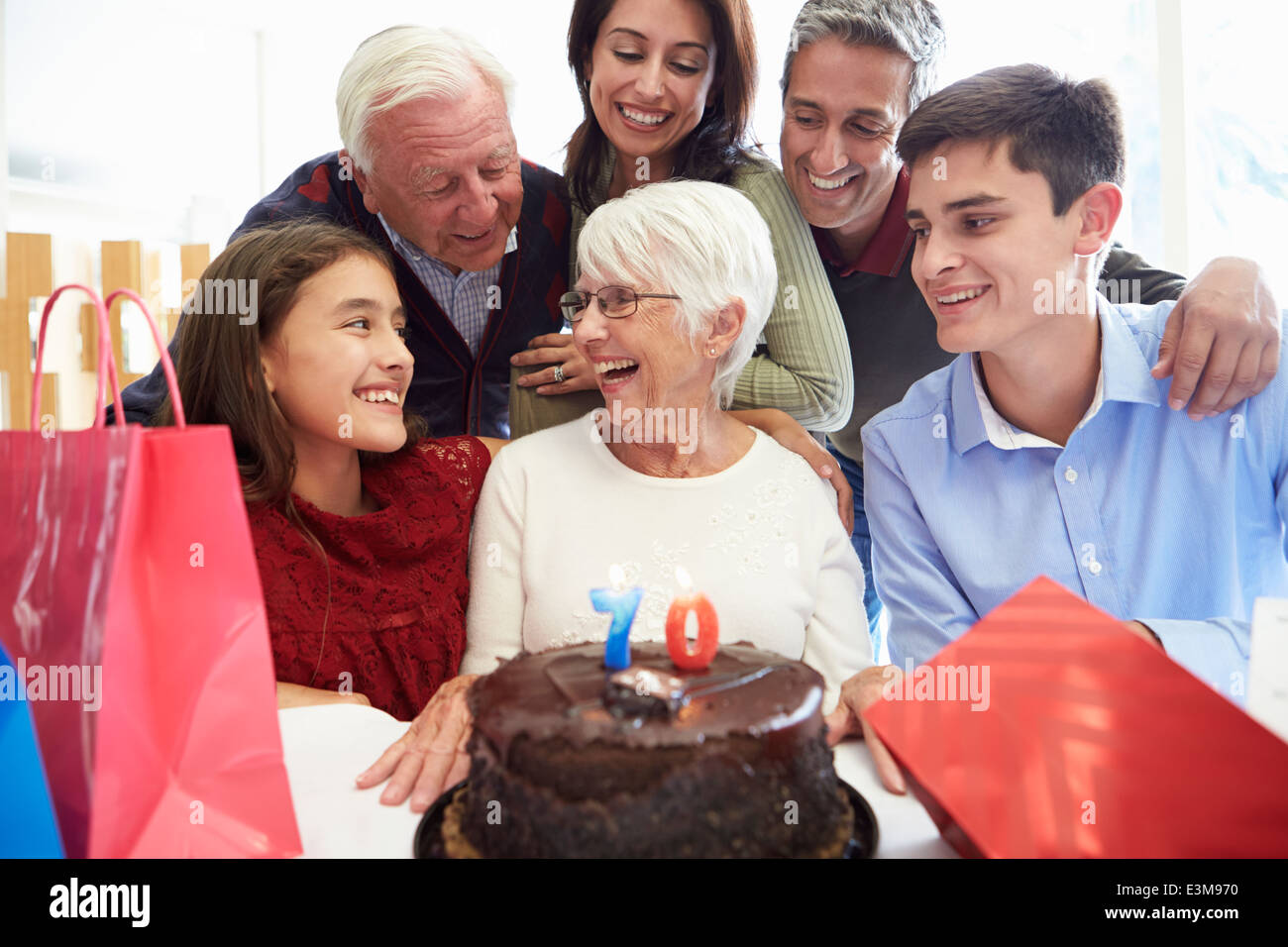 Familie feiert 70. Geburtstag zusammen Stockfoto