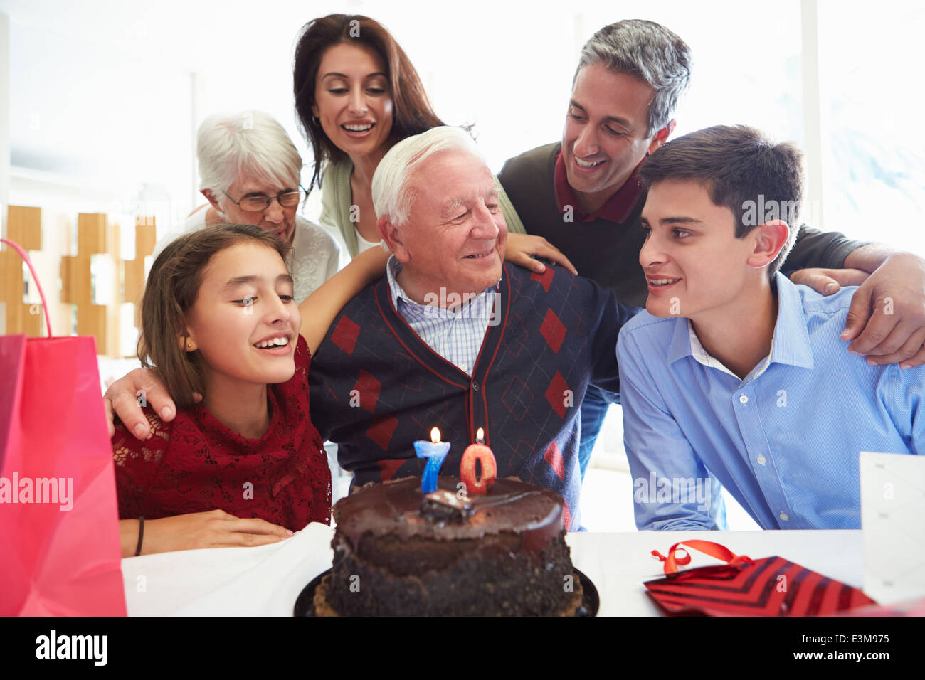 Familie feiert 70. Geburtstag zusammen Stockfoto