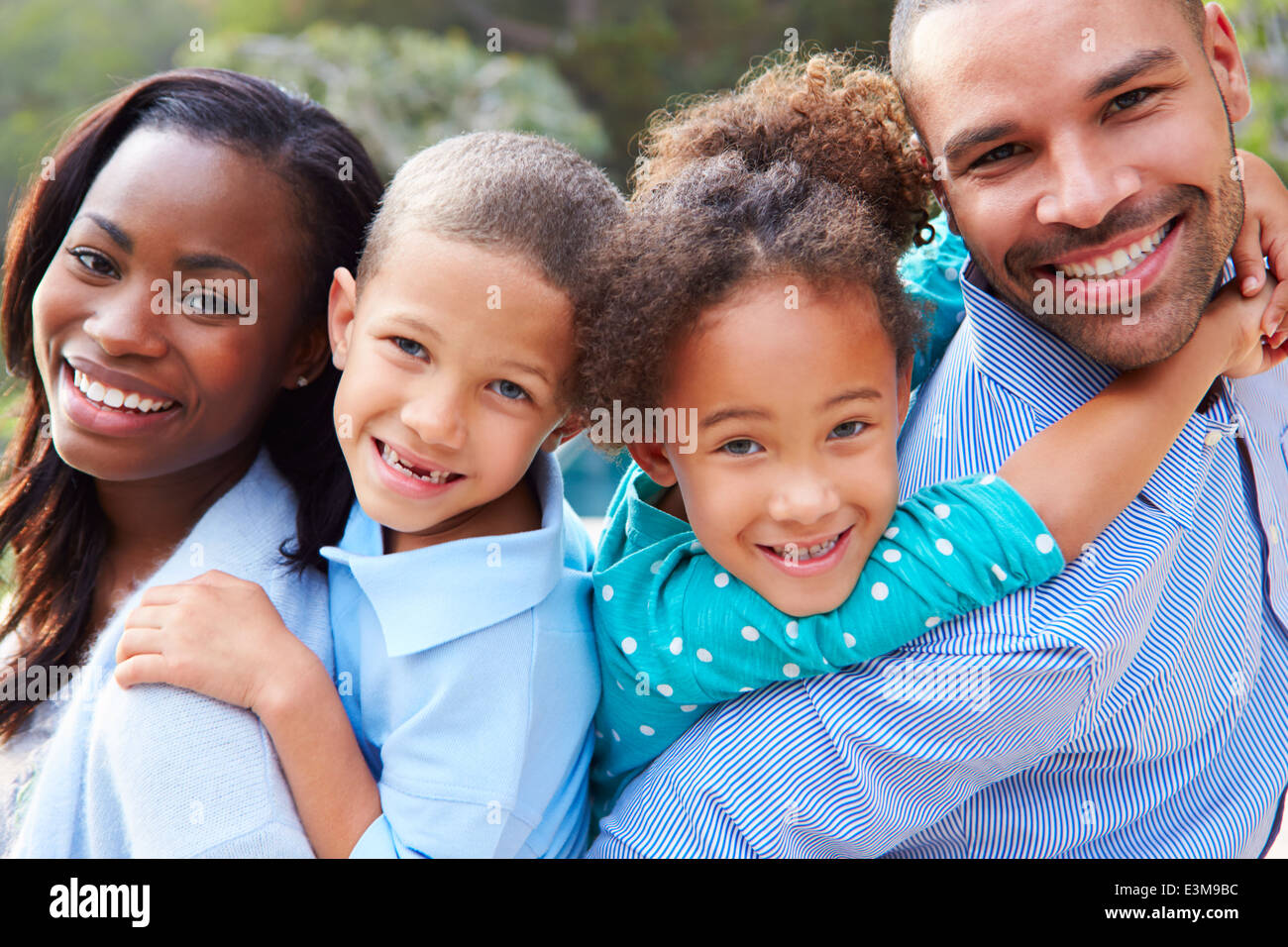 Porträt des afroamerikanischen Familie In Landschaft Stockfoto