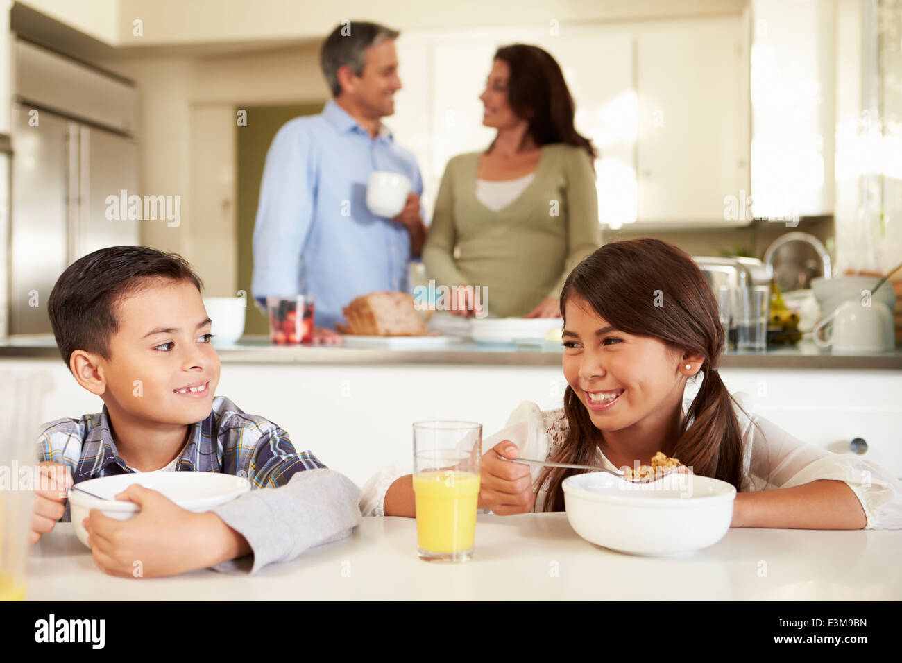 Hispanische Familie frühstücken zu Hause zusammen Stockfoto