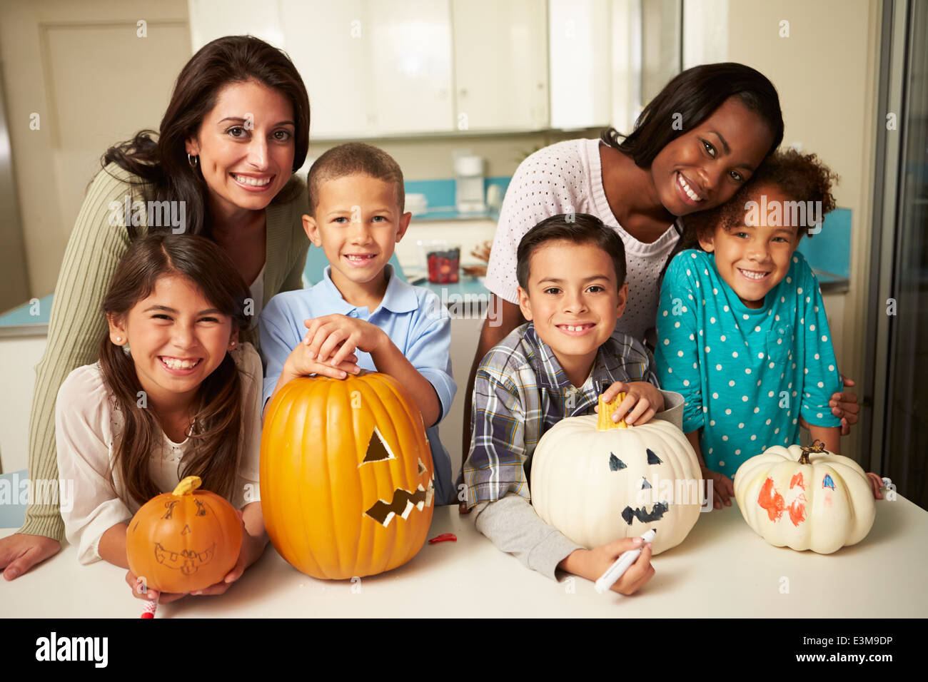 Mütter und Kinder machen Halloween-Laternen Stockfoto