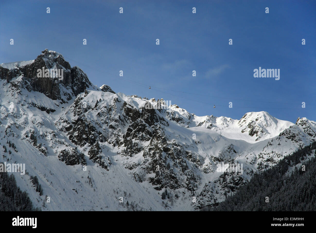 Im Hintergrund der Seilbahn Aiguille du Midi in der Nähe von Chamonix, Frankreich Stockfoto