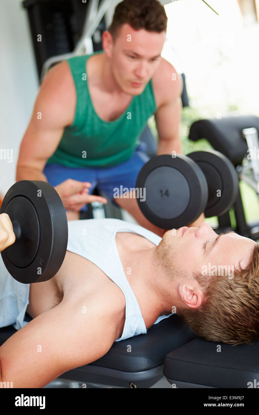Zwei junge Männer Training im Fitness-Studio mit Gewichten Stockfoto