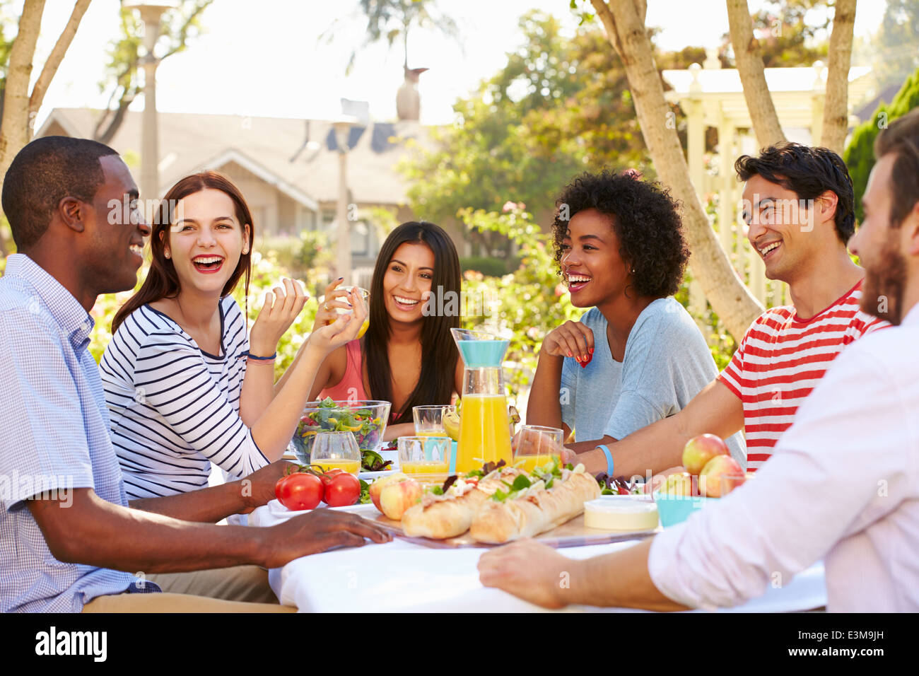 Gruppe von Freunden genießen Mahlzeit auf Outdoor-Party im Hinterhof Stockfoto