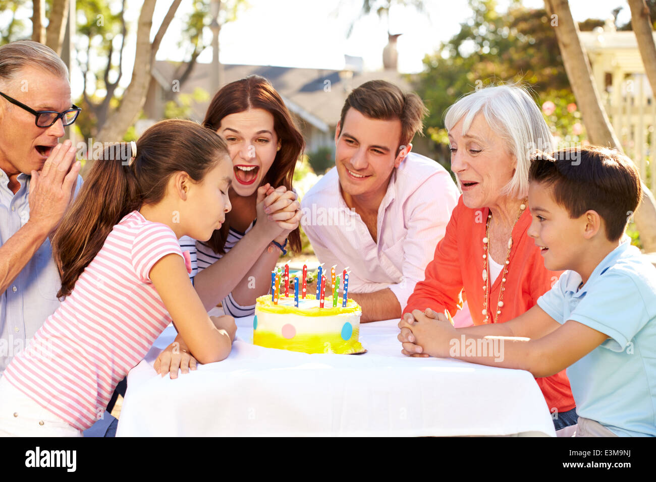 Mehr-Generationen-Familie feiert Geburtstag im Garten Stockfoto