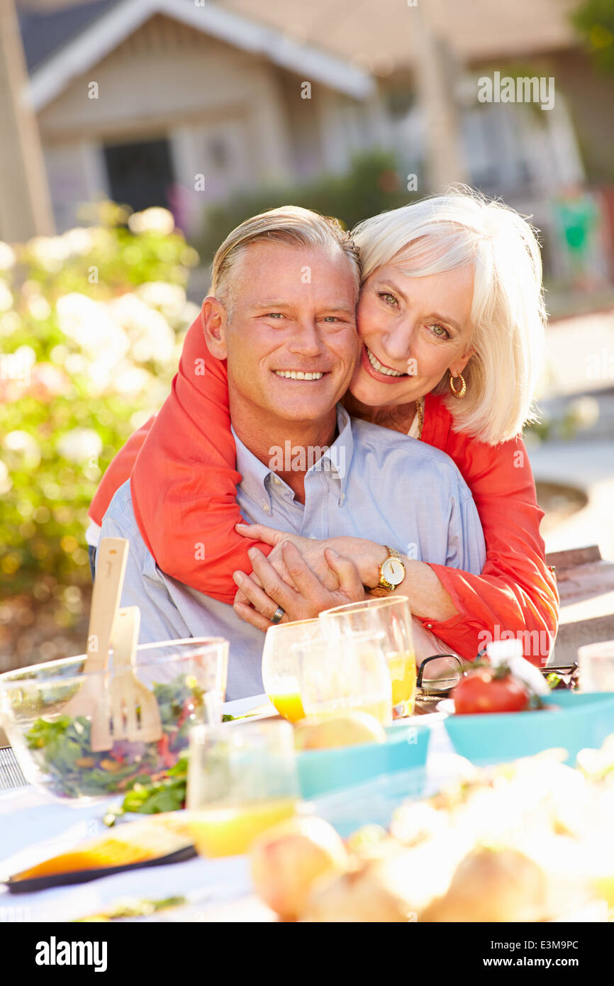 Reifen Sie romantisch zu zweit genießen Mahlzeit im Freien im Garten Stockfoto