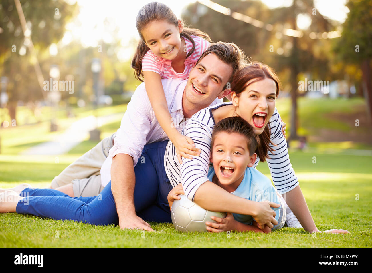 Familie liegen auf dem Rasen im Park zusammen Stockfoto