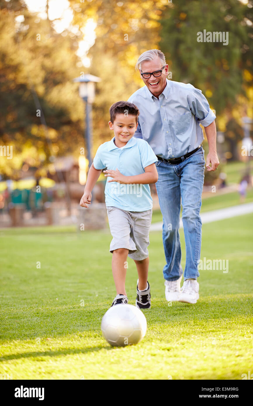 Großvater mit Enkel Fußball spielen, im Park Stockfoto