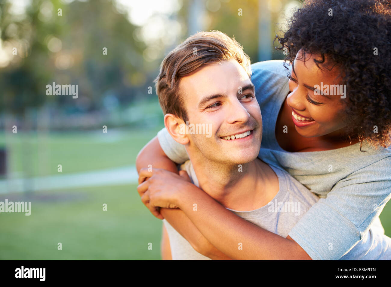 Outdoor Portrait des romantischen jungen Paar im Park Stockfoto