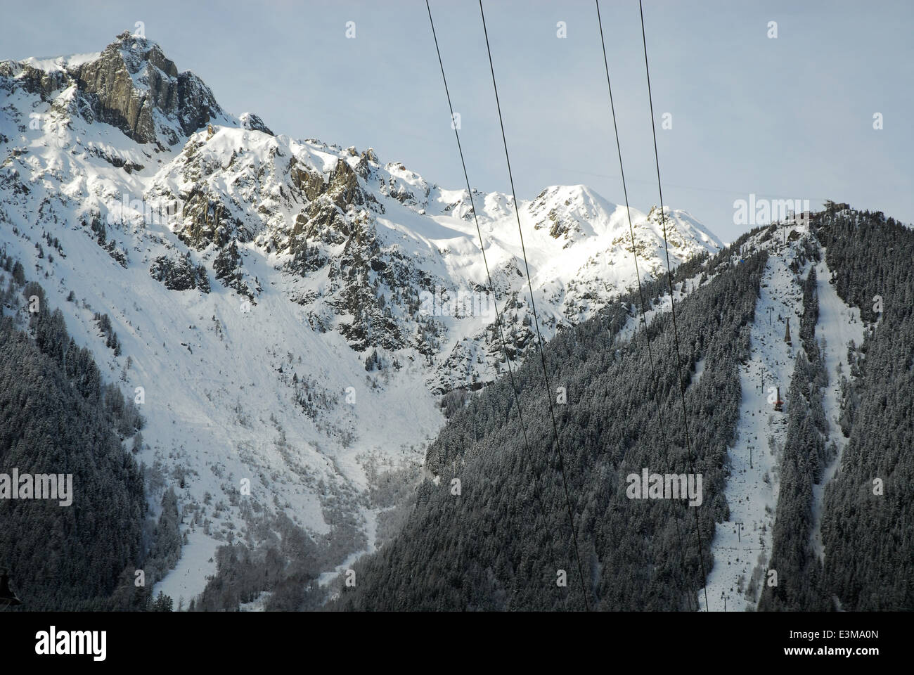 Seile der Seilbahn Aiguille du Midi in Chamonix, Frankreich Stockfoto