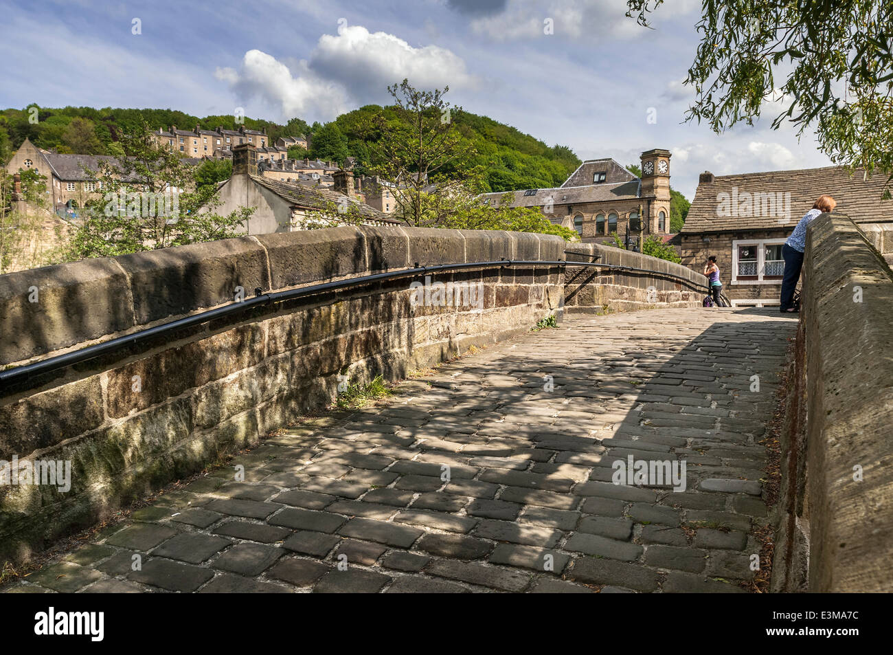 Hebden Bridge Calderdale. West Yorkshire. Nordwestengland. Die alten Lastesel-Brücke. Stockfoto