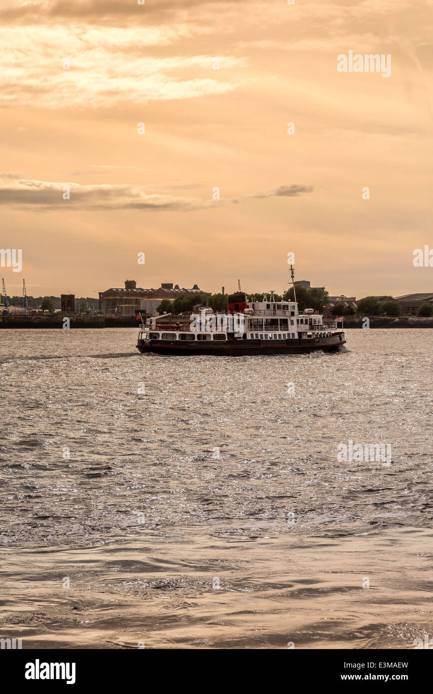 Die Fähre "überqueren Sie die Mersey in das Abendrot Blick in Birkenhead. Nordwestengland. Stockfoto