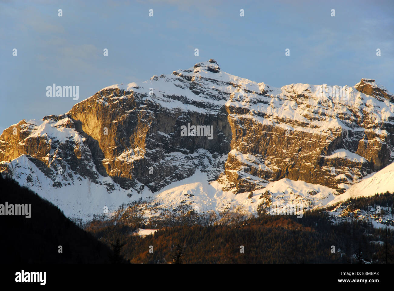 Späten Nachmittag Sonne Aufleuchten einer Klippe in der Nähe von Chamonix in den französischen Alpen Stockfoto