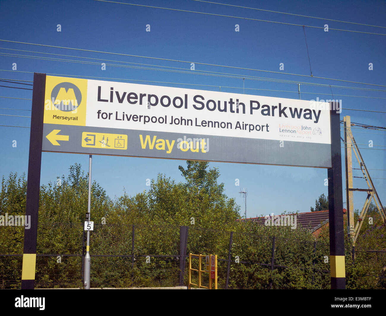 Merseyrail Zug Station anmelden Liverpool South Parkway für John Lennon Airport UK Stockfoto