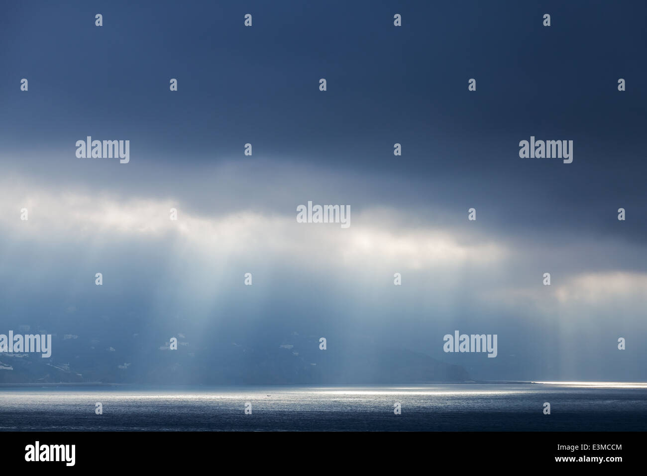Sonnenlicht geht durch stürmischen Wolken. Bucht von Tanger, Marokko Stockfoto