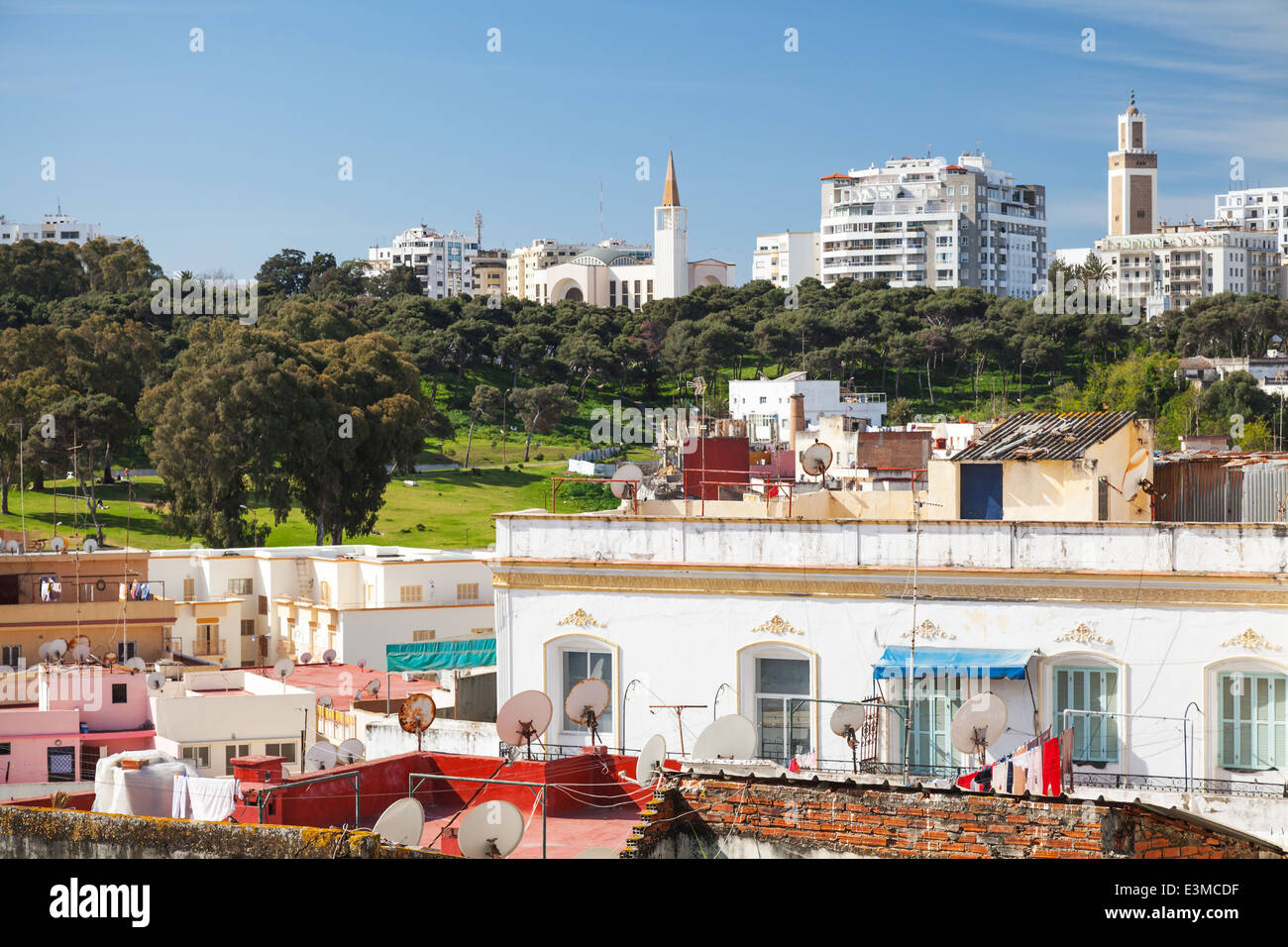 Normale Wohnhäuser und Moscheen. Stadtbild von Tanger, Marokko Stockfoto