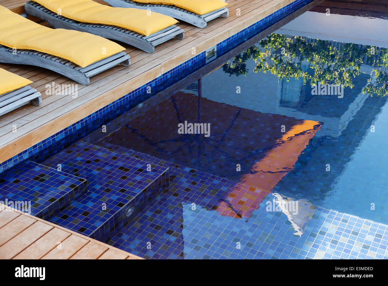 Reflexion der Regenschirm im Luxus-Schwimmbad Stockfoto