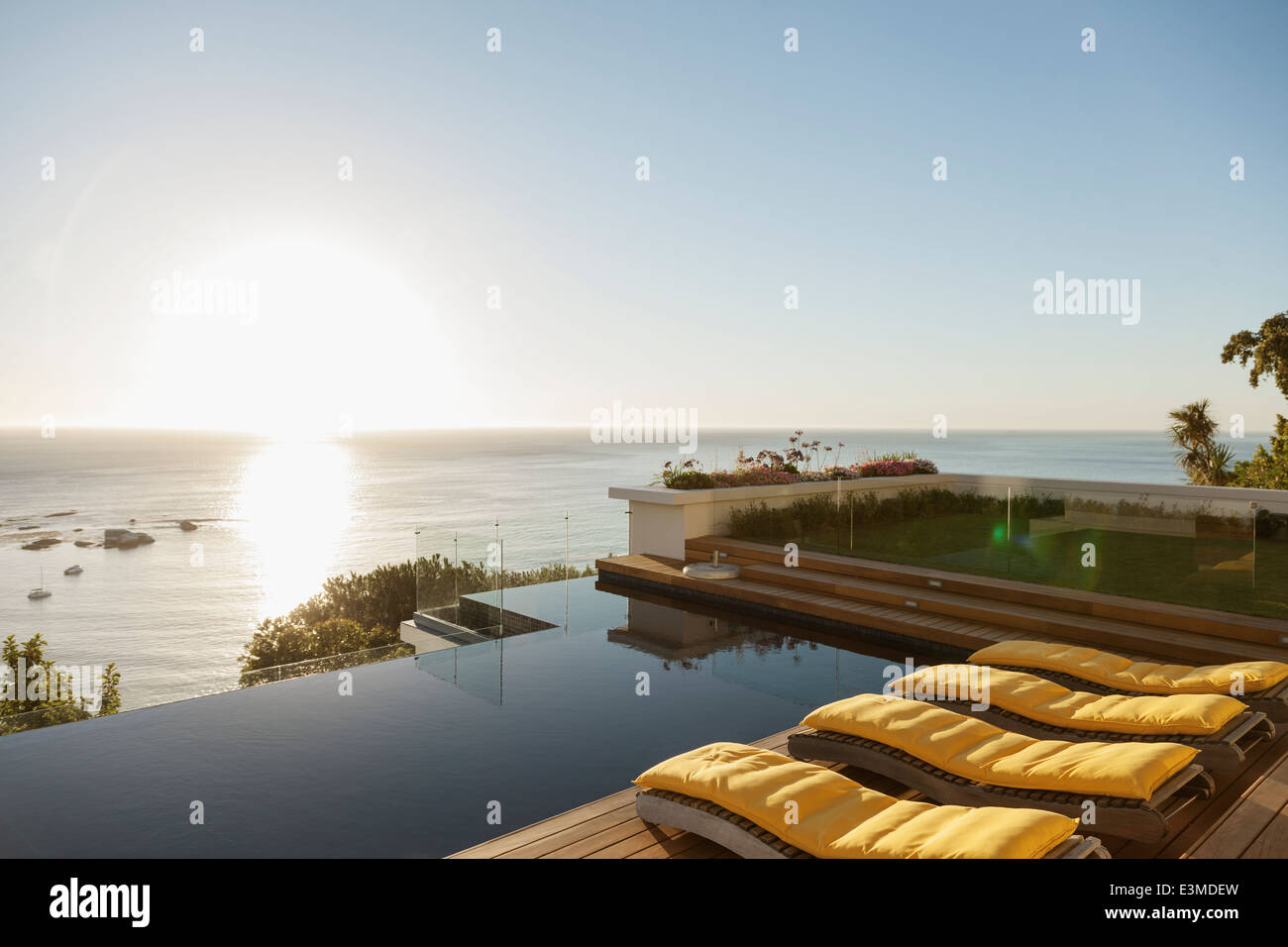 Blick auf den Sonnenuntergang über Meer von Luxus-Terrasse Stockfoto