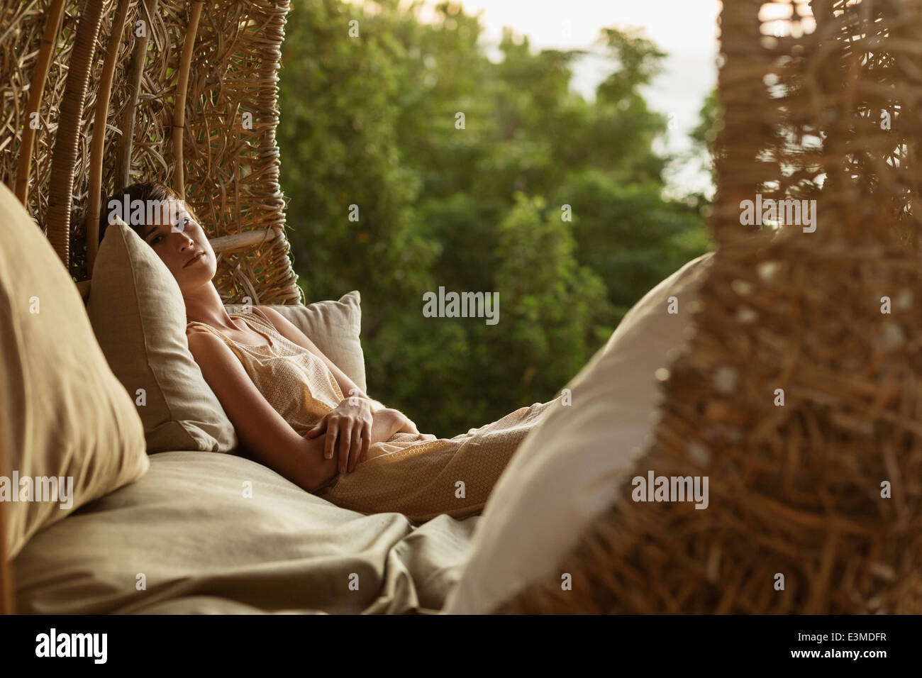 Porträt von ruhigen Frau im Nest Baumhaus Stockfoto