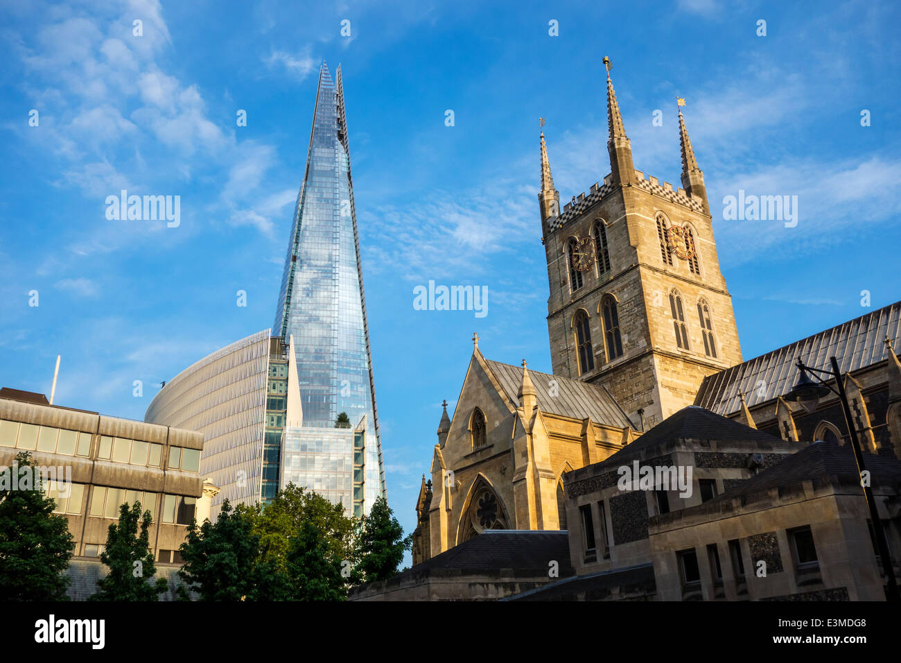 Der Shard Southwark Cathedral altes und neues London.  Die Scherbe Vermischung mit den Himmel der ein Designmerkmal war. Stockfoto