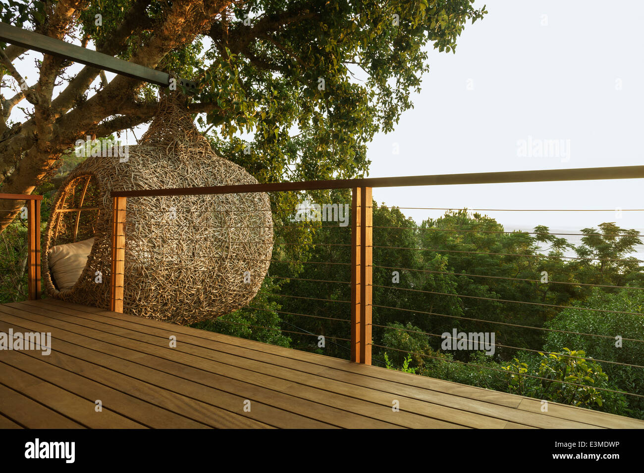 Nest-Baumhaus über Holz-deck Stockfoto
